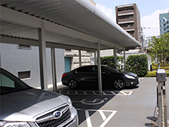 当社本社の障がい者用駐車場 