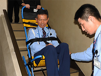 階段避難用車椅子講習会