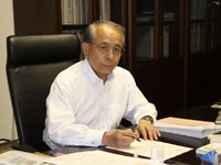 署名する長浜社長