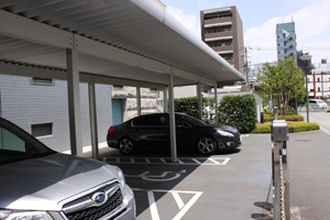 当社本社の障がい者用駐車場